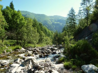 Einer der vielen Gebirgsbche im Italien-Wanderurlaub