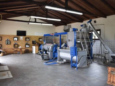 So sieht eine moderne Oliven-Mühle heute aus.