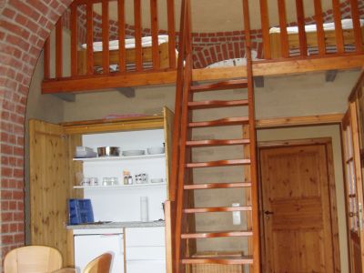 Schlafgalerie in einer Kuppel-Maisonette fr Familien im Lehmhaus in Glcksburg