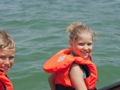 Glckliche Kinder beim Familienurlaub in sterreich