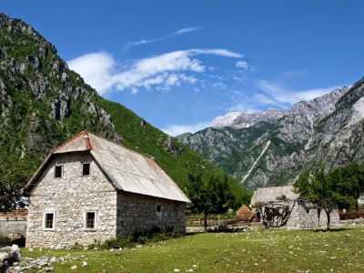 Albanien Htte im Tal