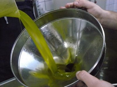 Das Öl wird gefiltert.
