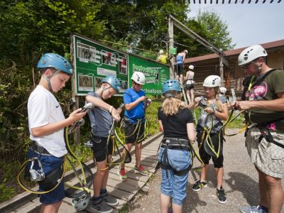 Im Hochseilgarten im Sommerurlaub fr Familien in sterreich