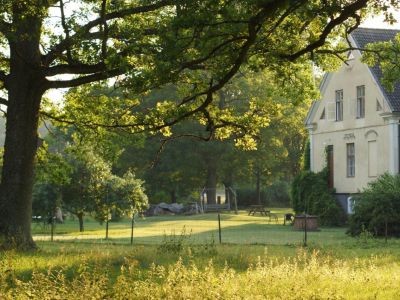 Solberga Gard mit riesigm Garten auf land