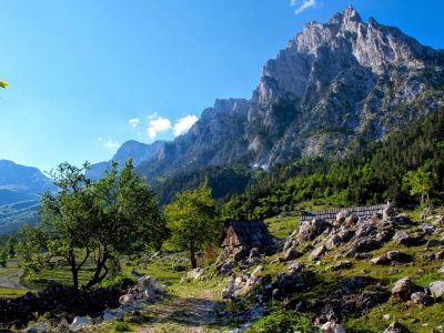Grne Wiesen, graue Felsen, blauer Himmel Albanien