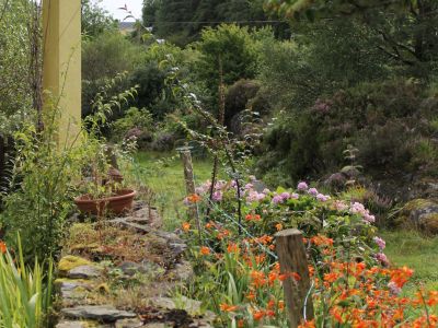 Der weitl�ufige Garten gr�nt und bl�ht.